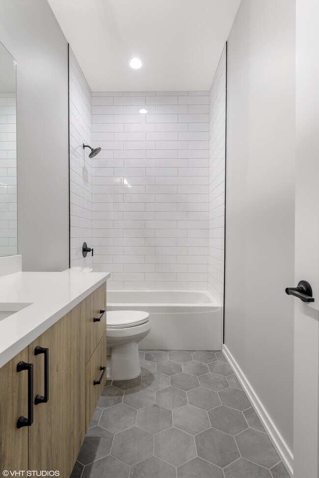 Building Photo - 648 E Bowen Ave