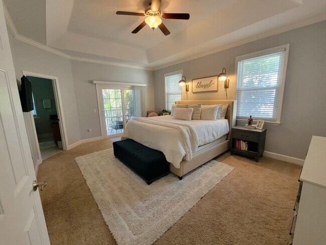 Building Photo - Fully Renovated Large 3 Bed 2.5 Bath 2 Car Garage Townhouse in Perfect Location