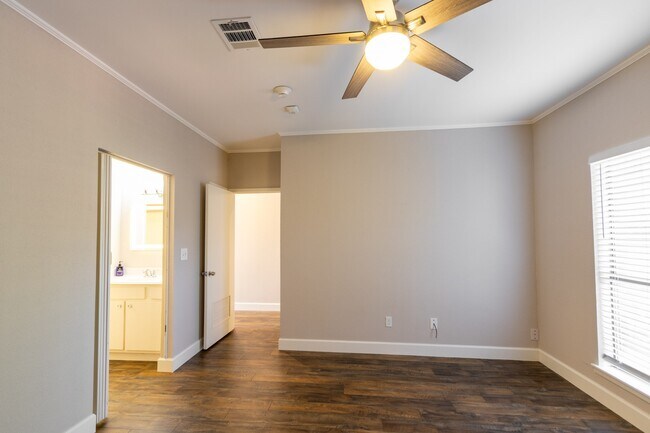 Building Photo - 401 Lakeside Ln