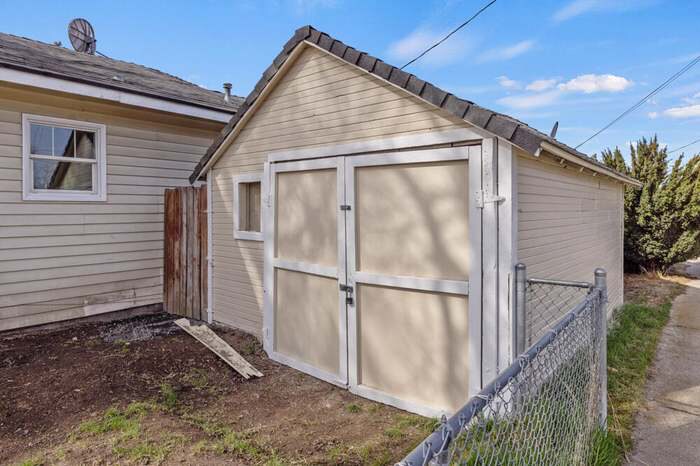 Building Photo - 1610 Division St