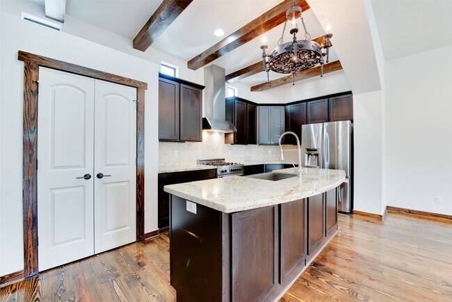 Building Photo - 905 W 22nd St