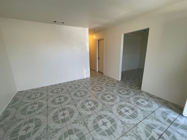 Building Photo - Victorville, 3 Bedroom, 2 Bathrooms, Large...