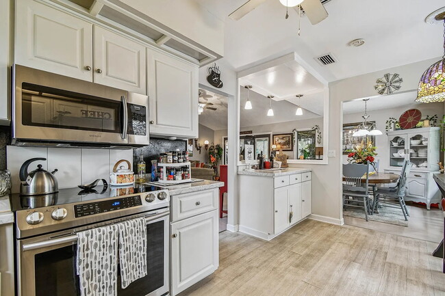 Building Photo - 1011 S Pointe Alexis Dr