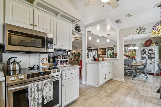 Building Photo - "Charming 3-Bed, 2-Bath Oasis at 1011a Sou...