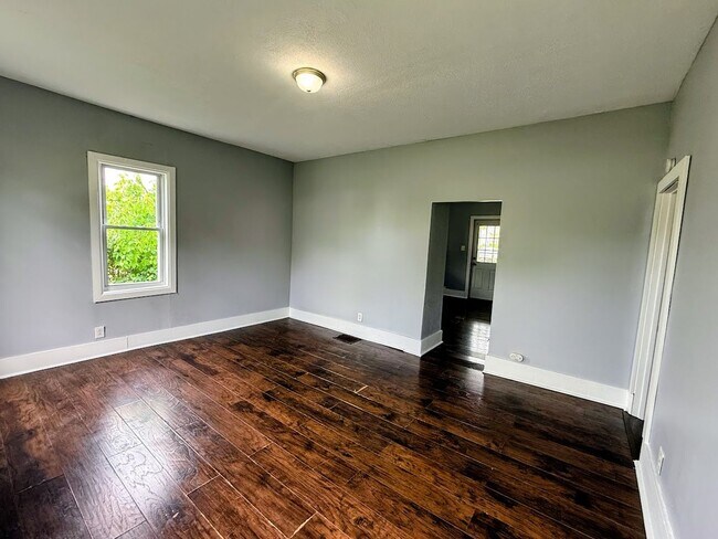 Building Photo - Large 4 bedroom home available for rent - Canton NE