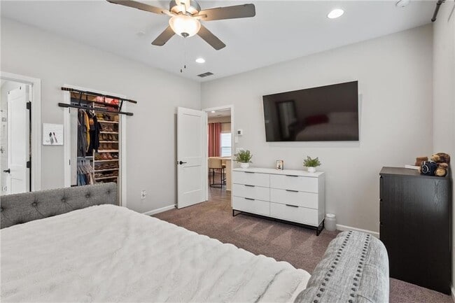 Building Photo - 2047 Drew Dr