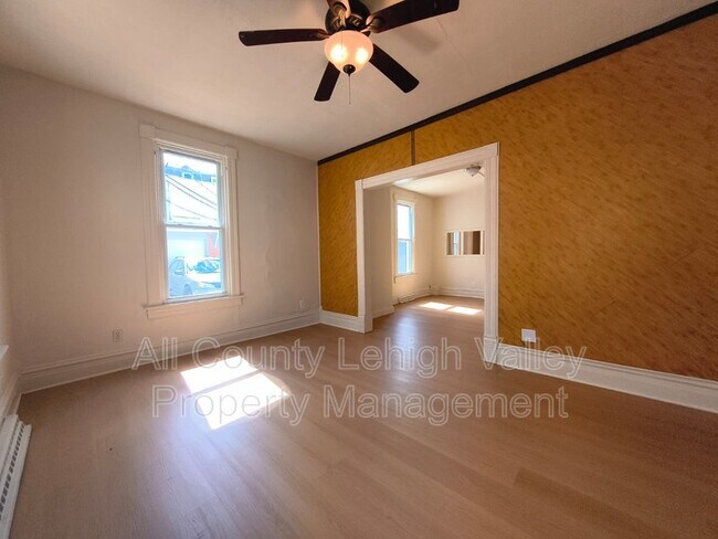 Building Photo - 1141 Emmett St