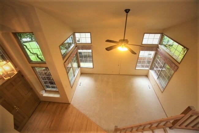 Building Photo - Beautiful 2 Story 3 Bed 2.5 Bath in Sammamish