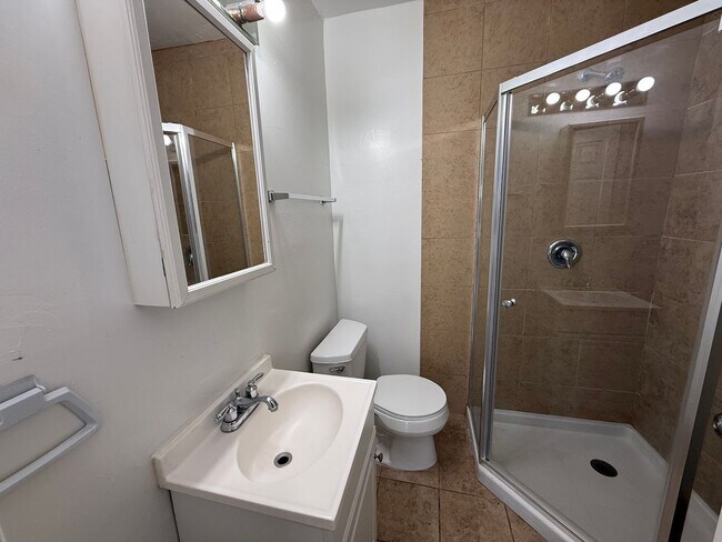 Building Photo - Huge 7 bed 3 bath house on Adobe  (Lease o...