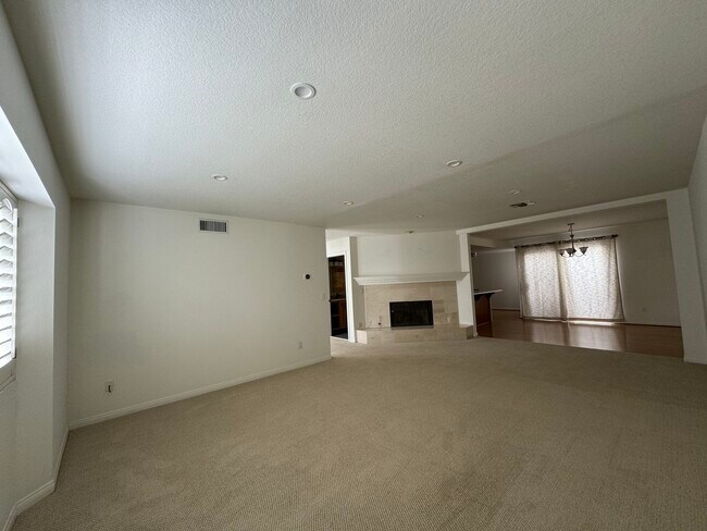 Building Photo - 1307 W 7th St