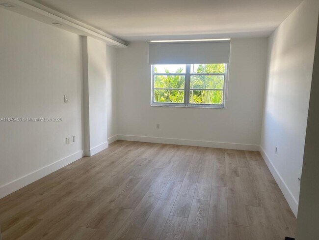 Building Photo - 500 Bayview Dr