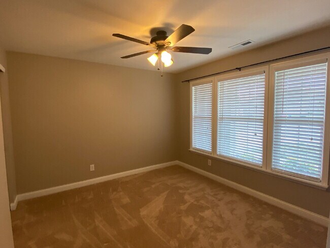 Building Photo - 6750 Woodcrest Dr