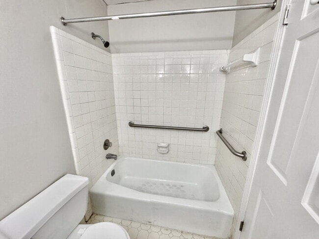 Building Photo - 6843 Amersham Dr