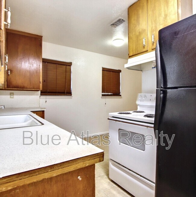 Building Photo - 610 S Mary St