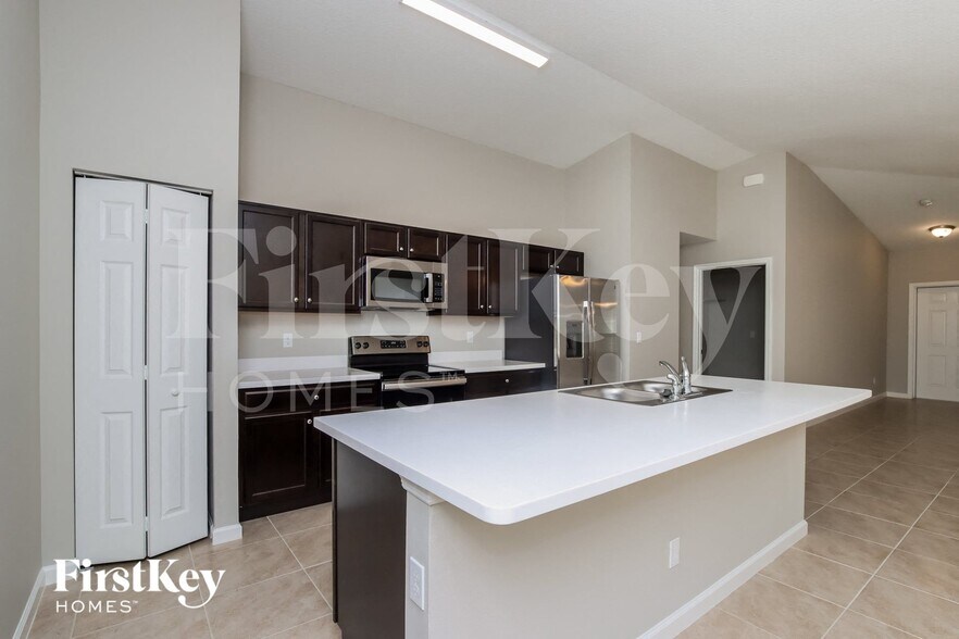 Building Photo - 785 Coconut St SE