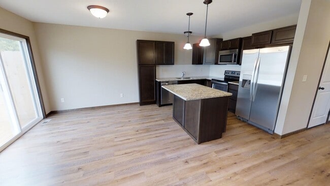 Building Photo - Luxury Townhome