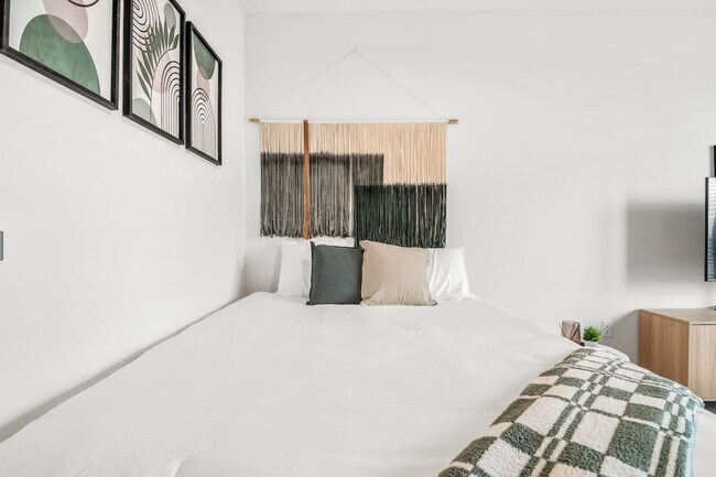 Building Photo - 701 Richmond Ave.