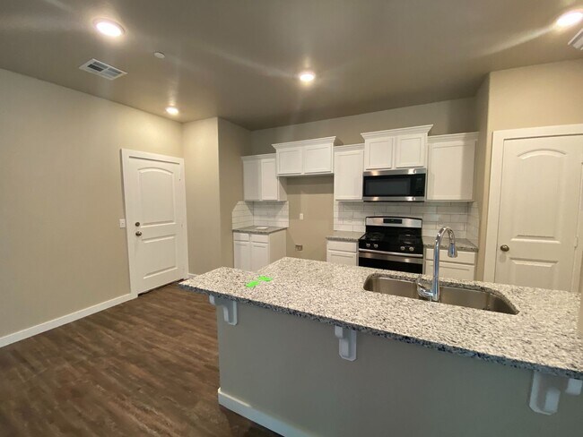 Building Photo - 3 bedroom 2 bath 2 car duplex available in Bethany!