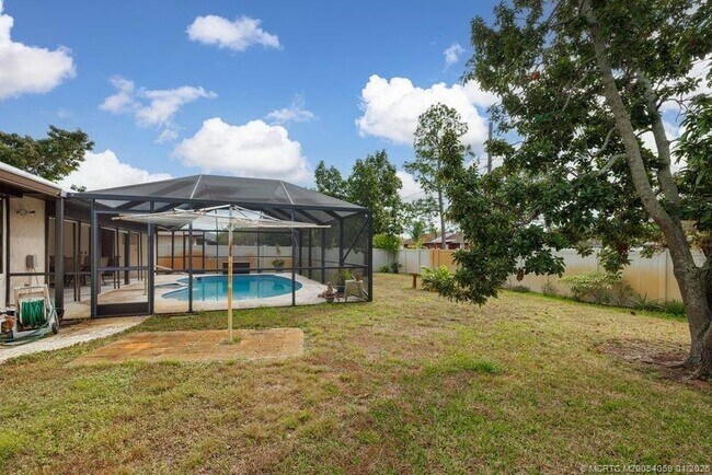 Building Photo - 160 SE Duxbury Ave