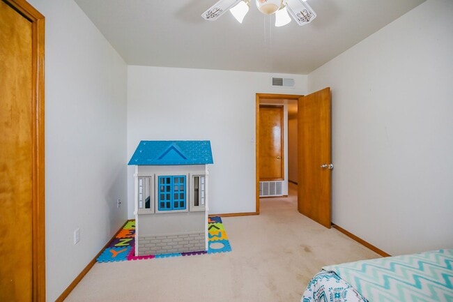 Building Photo - Spacious 3 Bedroom 2 bath with Solar Panels