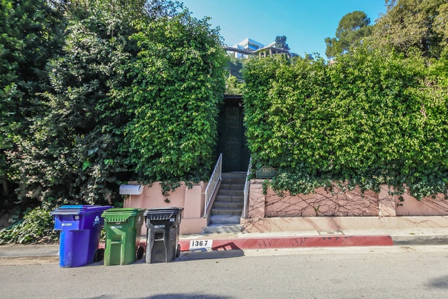 Building Photo - 1367 N Beverly Dr
