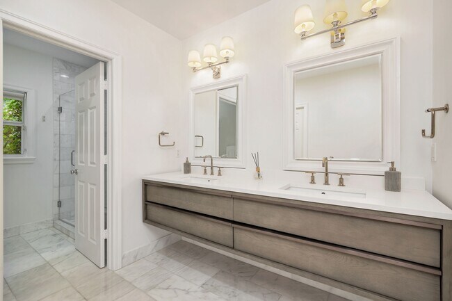 Building Photo - 230 Osceola Way