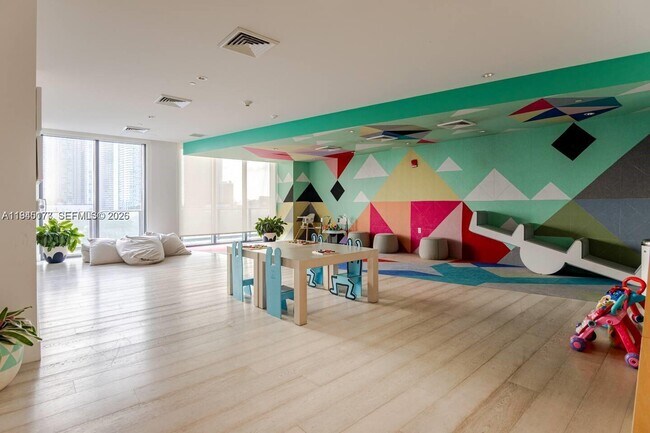 Building Photo - 121 NE 34th St