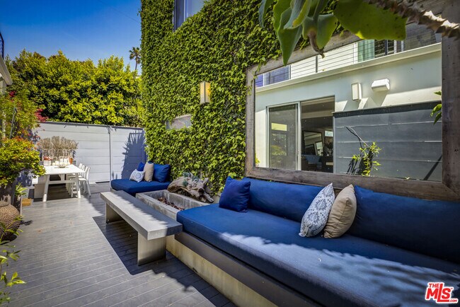 Building Photo - 814 Crestmoore Pl