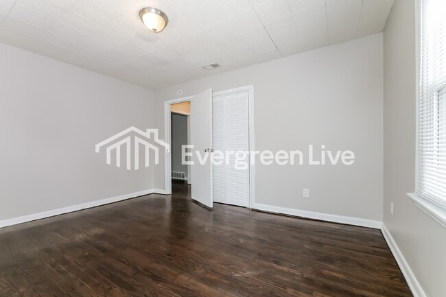 Building Photo - 319 S Hocker Ave