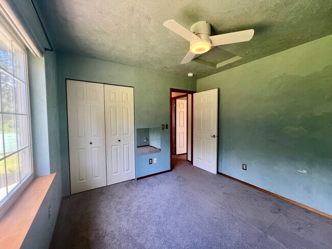 Building Photo - 3+ BD on 2 Acres - Barn Included