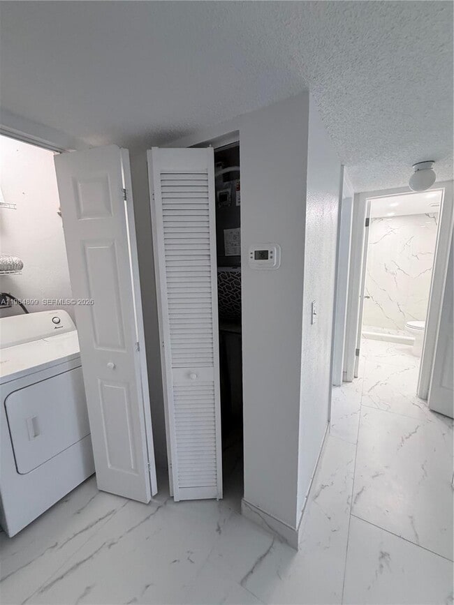 Building Photo - 9365 Fontainebleau Blvd