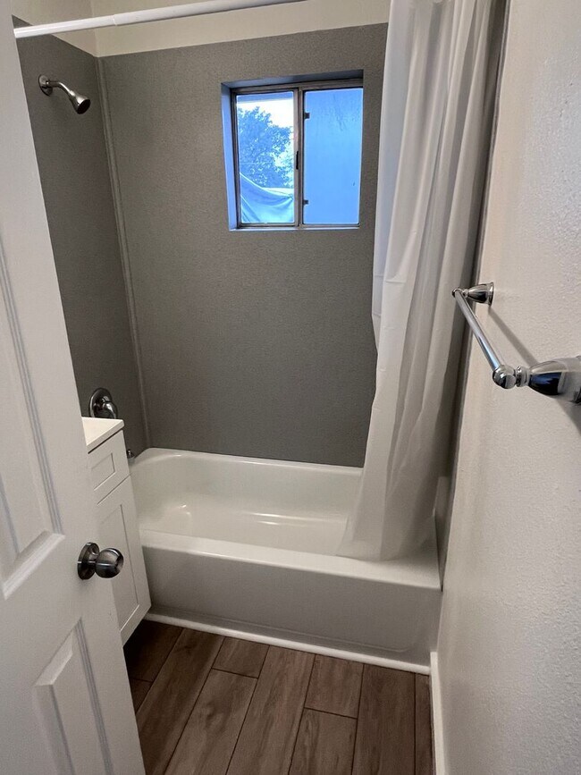Building Photo - NICE UPDATED DUPLEX IN SACRAMENTO!!
