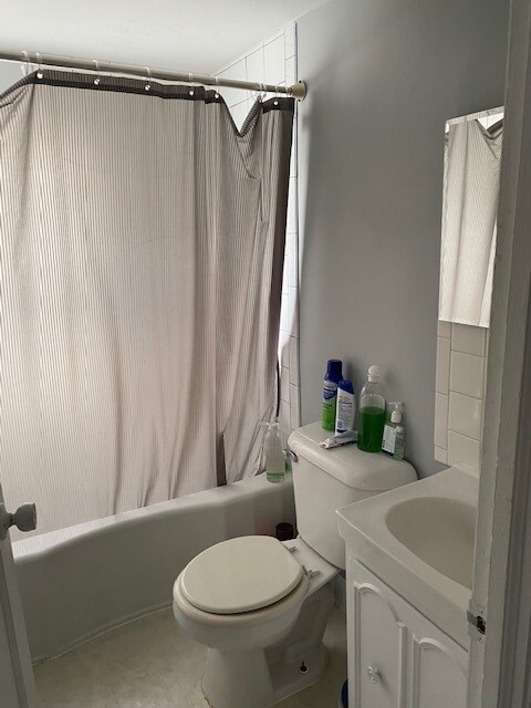 Building Photo - 820 S 114th St