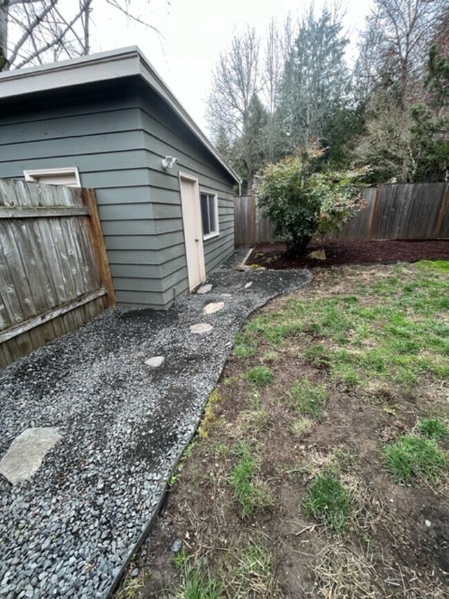 Building Photo - Charming one level 2 bedroom 1 bath house ...