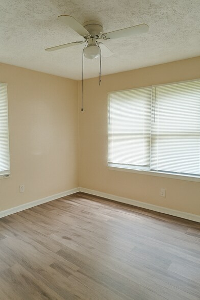 Building Photo - 2865 Walmar Dr