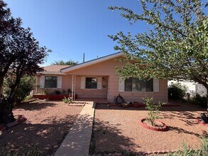 Building Photo - 3 Bedroom Single Story Home Available Near 12th St NW & Menaul Blvd NW!