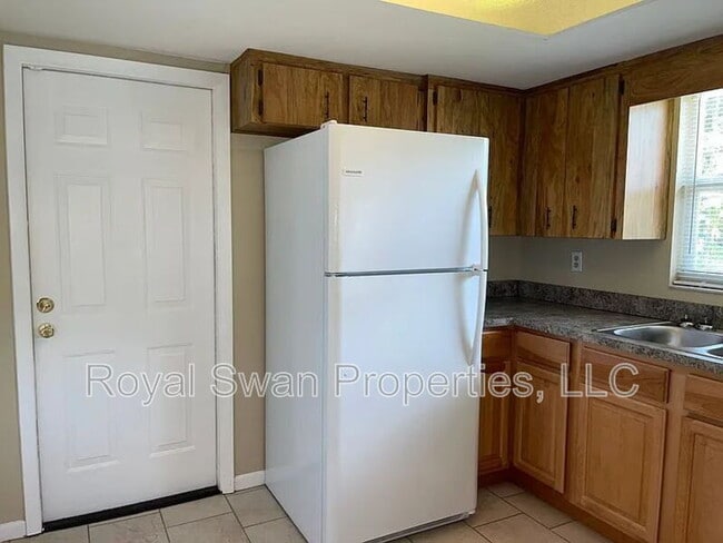Building Photo - 726 Zella Ln