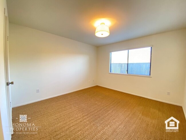 Building Photo - Ground Floor Condo on Sonoma's East Side