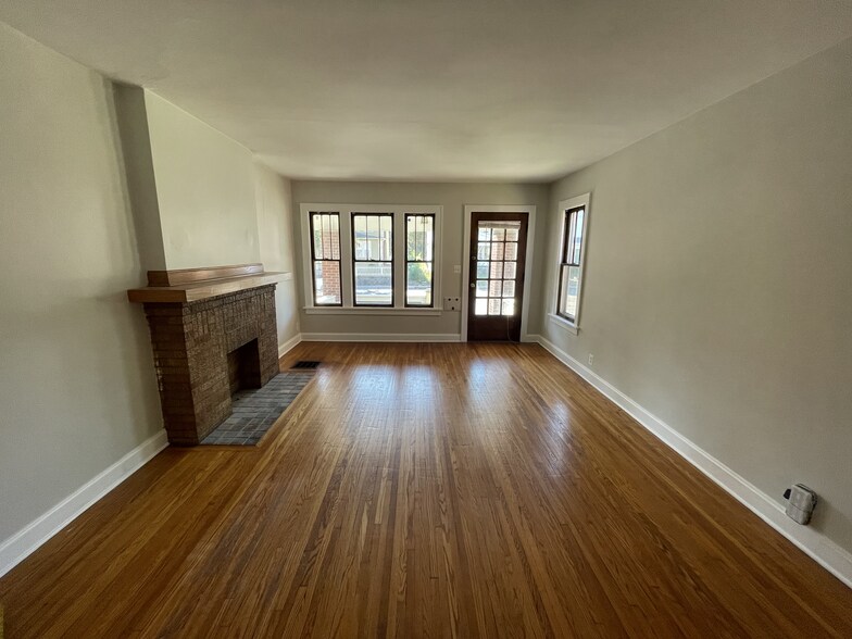 Building Photo - 2956 Indianola Ave