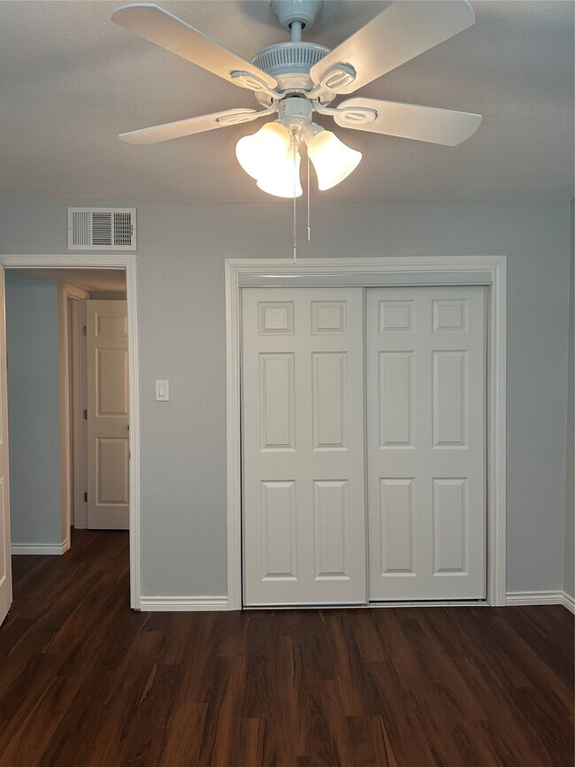 Building Photo - 5625 Antoine Dr