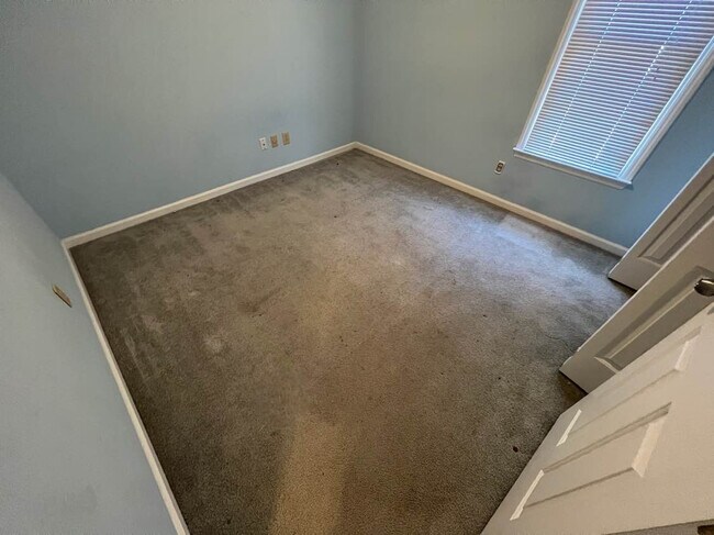 Building Photo - Room in House on Daingerfield Dr