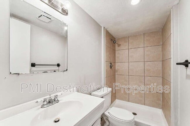 Building Photo - 525 NE Karapat Dr