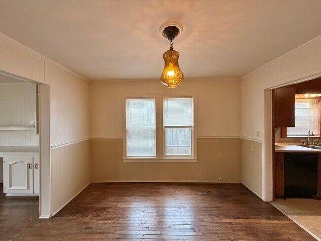 Building Photo - Tour Today! 2 Bedroom, 1 Bath Home
