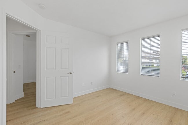 Building Photo - Gorgeous 3BD 2-Story Home in the Sorrento Community in Porter Ranch!