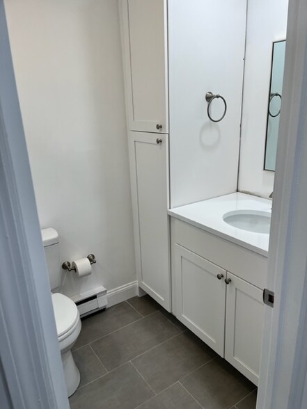 bath - 303 Hudson Ave