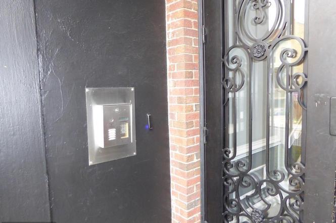 Callbox - 1436 Meridian Pl NW