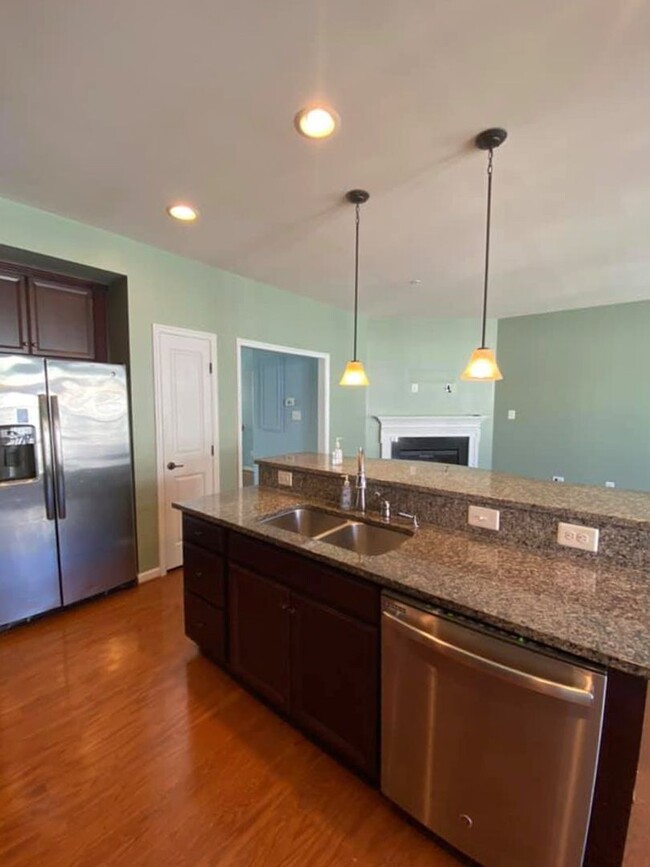 Building Photo - Gorgeous 2-Level 3 Bed 2.5 Bath Condo-Styl...