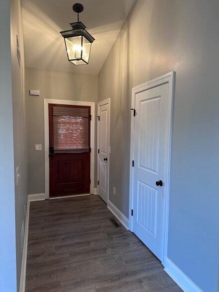 Foyer 1 - 40 Dale Dr