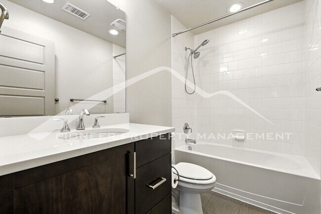 Building Photo - Modern Townhouse with Central AC and Rooft...