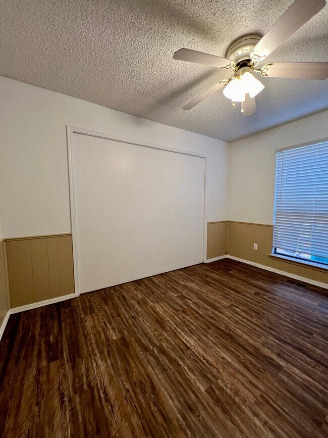 Building Photo - Spacious Home in Yukon- 3 bed, 2 ba, plus office space with built-in's